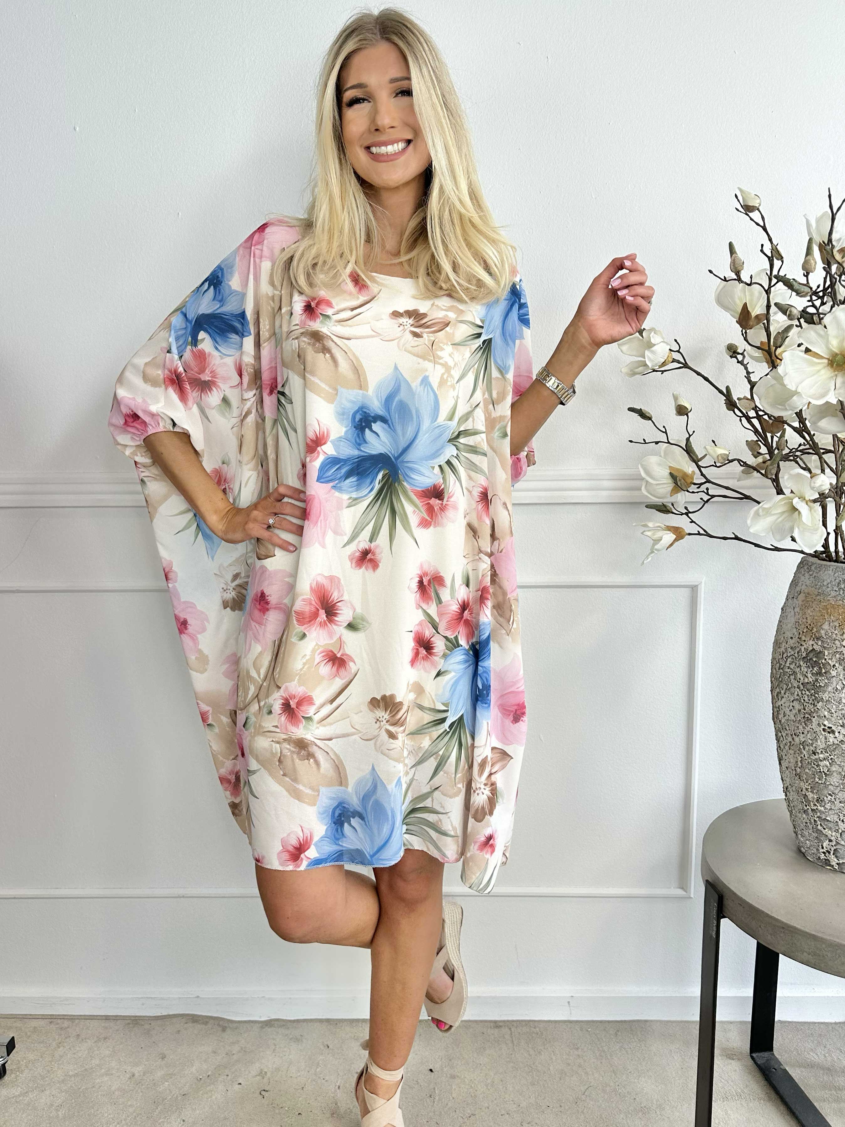 Sabine - Söt klänning med fladdermusärmar